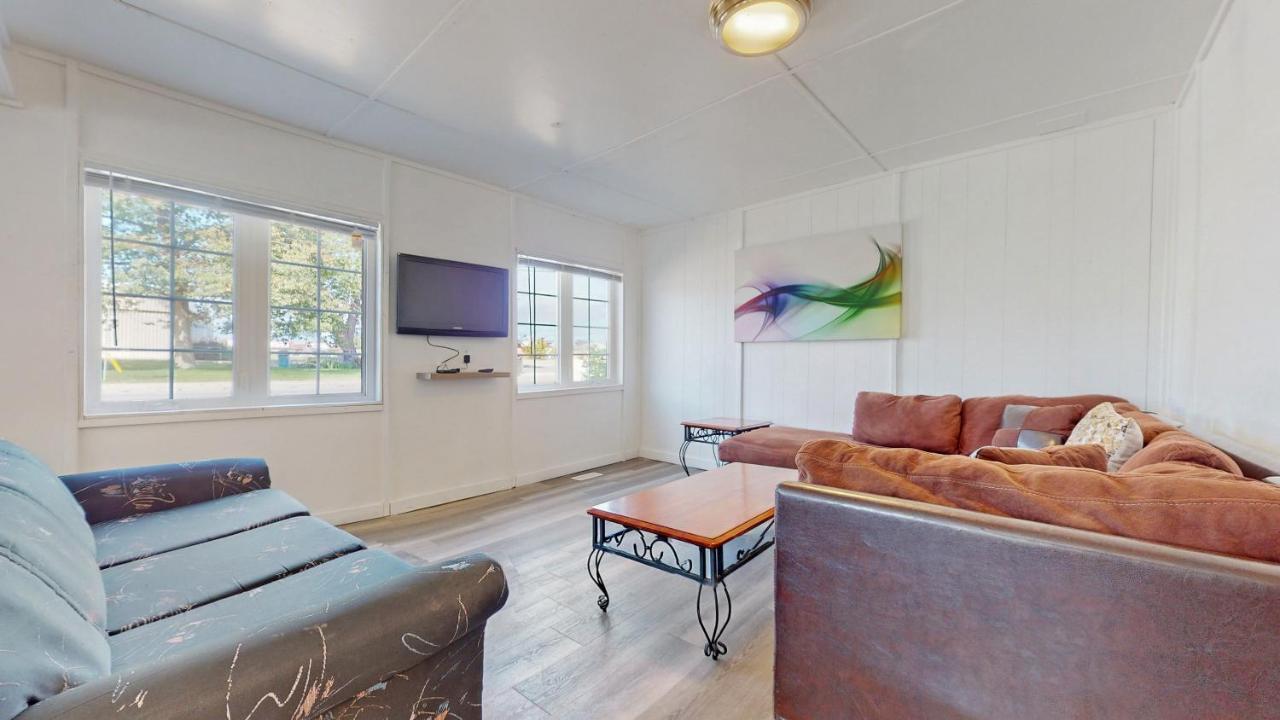 Main Beach River Retreat - Wasaga Beach 1 - Main Strip - 93 Mosley St Bagian luar foto