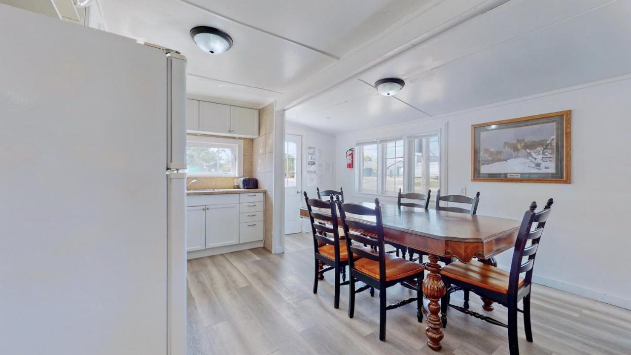 Main Beach River Retreat - Wasaga Beach 1 - Main Strip - 93 Mosley St Bagian luar foto