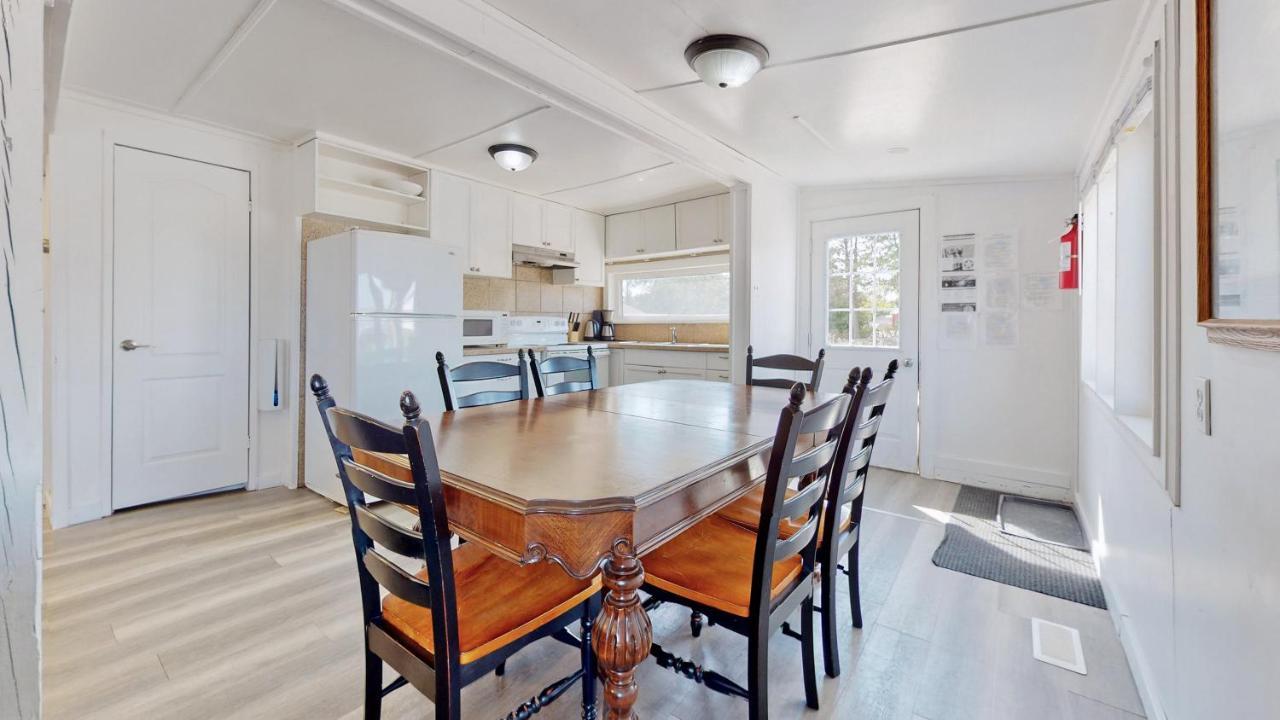 Main Beach River Retreat - Wasaga Beach 1 - Main Strip - 93 Mosley St Bagian luar foto